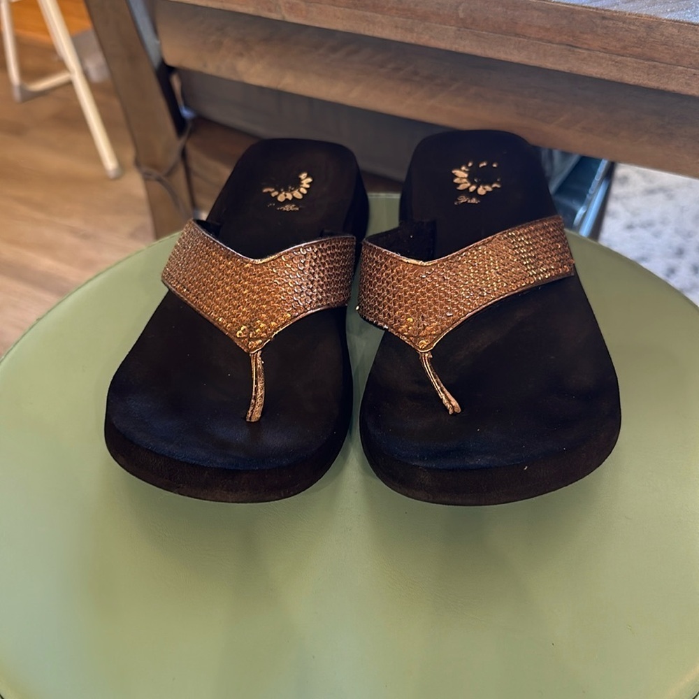 Yellow box bronze sequin used flip-flops size 7